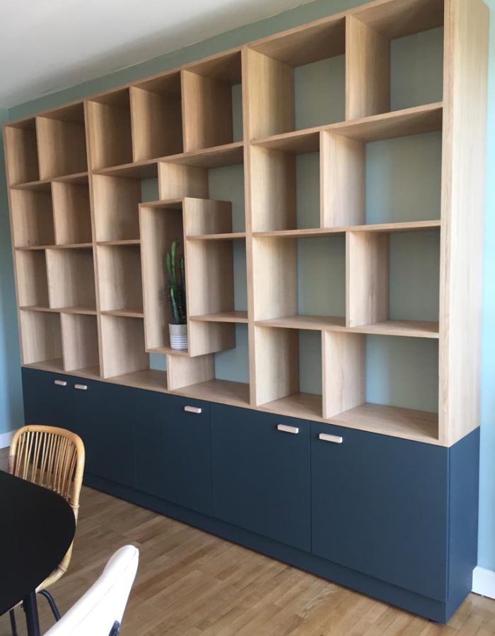 Aménagement d'un appartement à Grenoble, Grand meuble bibliothèque - aménagement d'une niche en epace bureau et banc à chaussure