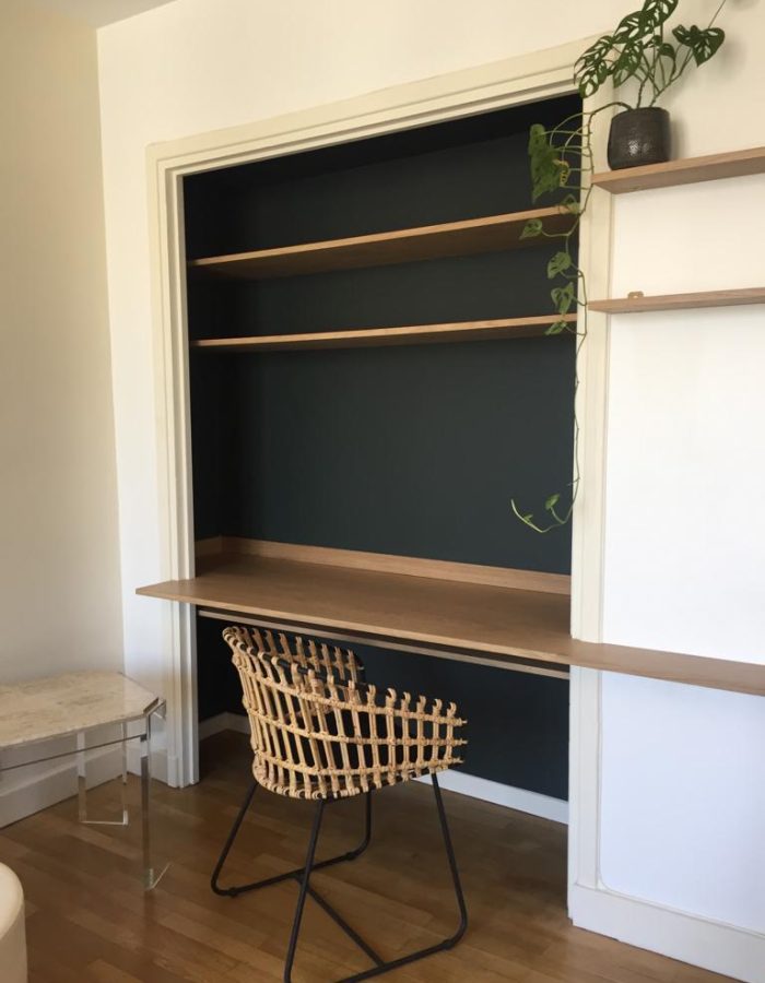 Aménagement d'un appartement à Grenoble, Grand meuble bibliothèque - aménagement d'une niche en epace bureau et banc à chaussure
